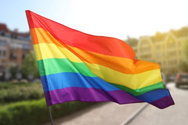 Şehir caddesinde dalgalanan LGBT bayrağı, seçici odak