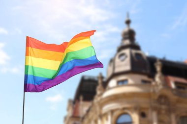 LGBT bayrağı binanın dışında dalgalanıyor, düşük açı görünümü