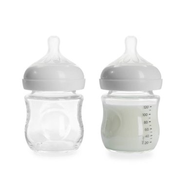 Sütlü bebek besleme şişesi ve beyaz tenli boş bir şişe.