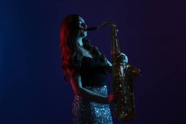 Profesyonel müzisyen arka planda saksafon çalıyor