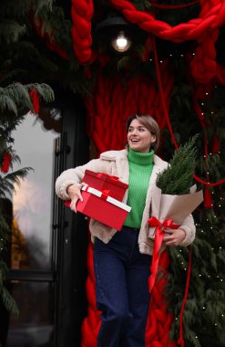 Uğursuz kadın ve açık hava dükkanının yanında Noel hediyeleri.