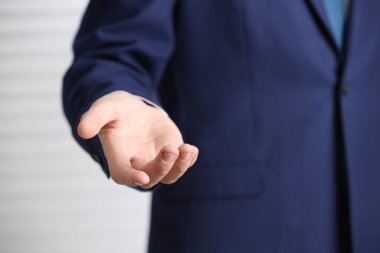 Hafif arka planda yardım eli uzatan adam, yakın plan