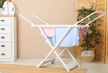 Evde temiz çamaşırlarla kuru askı.