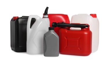 Birçok farklı plastik kaplar beyaza izole edilmiş.