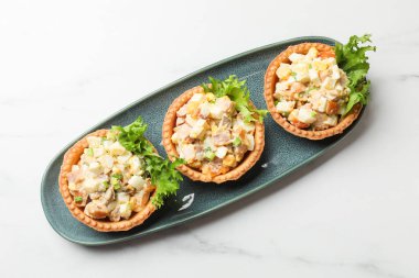 Beyaz mermer masa üzerinde nefis dolgulu turtalar, üst manzara.