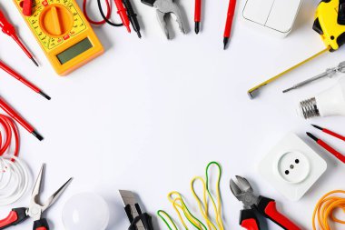Işık arka planında, düz zeminde farklı elektrikli aletlerin çerçevesi. Metin için boşluk
