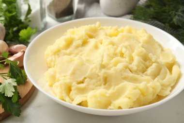 Beyaz masada servis edilen lezzetli patates püresi.