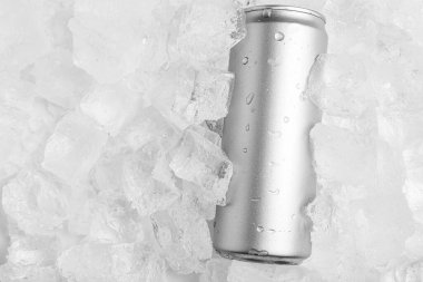 Buzlu konserve içeceklerin tazelenmesi, üst manzara. Metin için boşluk