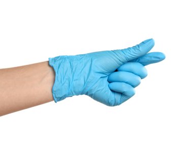 Tıbbi eldivenli doktor beyaz arka planda bir şey tutuyor.