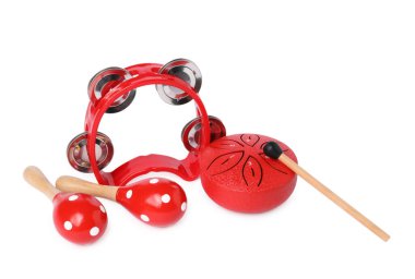 Beyazda izole edilmiş renkli oyuncak müzik aletleri