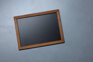 Gri desenli arka plan, üst görünüm üzerine boş küçük karatahta