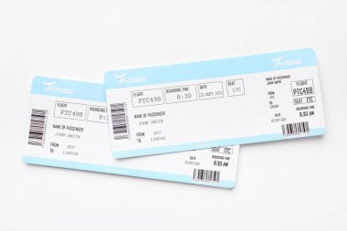 Seyahat acentesi. Uçuş biletleri arka planda, üst görünümde.