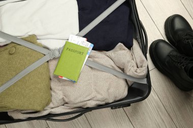 Biletli pasaport paketlenmiş valiz kapalı, üst manzara