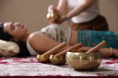 İçerde şarkı söyleyen bir kadın, seçici bir odak noktası.