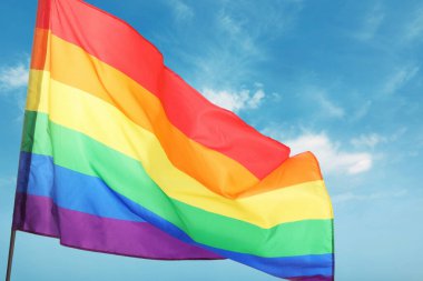 LGBT bayrağı güzel mavi gökyüzünde dalgalanıyor