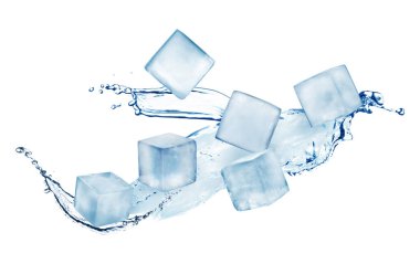 Buz küpleri ve beyaz arkaplanda su sıçratma
