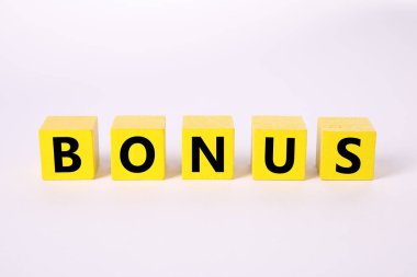 Beyaz zemin üzerinde harfler olan sarı küplerden yapılmış kelime bonusu