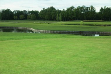 Güneşli bir günde güzel bir golf sahası manzarası.