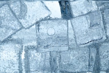 Arka plan olarak buz küpleri ile soda tazeleniyor, yakın plan