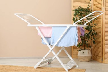 Evde temiz çamaşırlarla kuru askı.