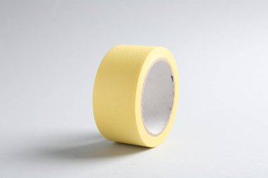 Gri arkaplanda bir maskeleme bandı, yakın plan.