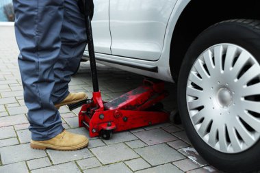 Otomatik mekanik makaslı araba kaldırma açık havada, yakın çekim