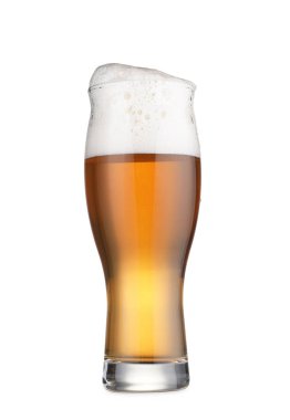 Beyaz köpüklü bir bardak taze bira.