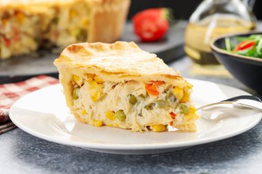 Gri desenli masada servis edilen lezzetli ev yapımı turta, yakın plan.