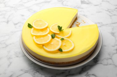 Beyaz mermer masada naneli limonlu cheesecake, yakın plan.