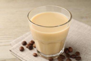 Bardakta kremalı kahve likörü, masada fasulye, yakın plan.