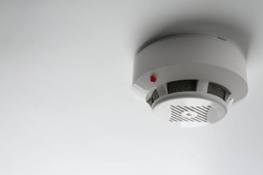 Işık arkaplanda duman dedektörü, metin için boşluk. Alarm sistemi