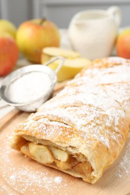 Elma ve pudra şekerli lezzetli meyveli turta, yakın plan.