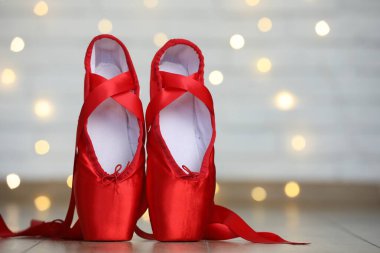 Bulanık ışıklara karşı yerde bir çift güzel sivri ayakkabı, mesaj için yer. Bokeh etkisi