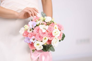 Arka planda güzel bir düğün buketi olan gelin, yakın plan. Metin için boşluk