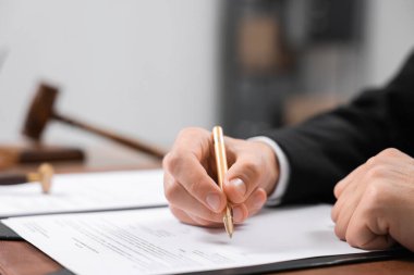 Ofisteki masada noter imzalı belge, kapanış. Metin için boşluk