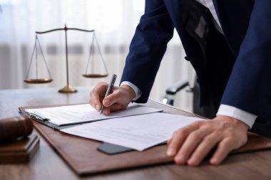 Ofisteki masada noter imzalı belge, yakın plan