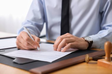 Ofisteki masada noter imzalı belge, yakın plan