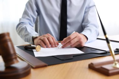 Ofisteki ahşap masada noter imzalı belge, yakın plan.