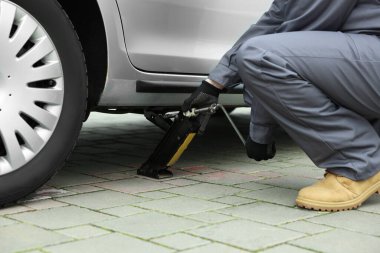 Otomatik mekanik makaslı araba kaldırma açık havada, yakın çekim