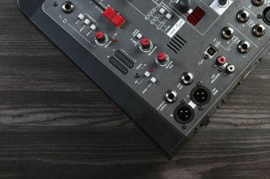 Ahşap masada profesyonel karıştırma konsolu, üst manzara. Metin için boşluk