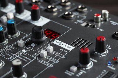 Profesyonel karıştırma konsolu, yakın plan. Radyo stüdyo ekipmanı