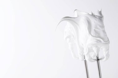 Beyaz arka planda çırpılmış kremalı çırpma çırpma, yakın plan. Metin için boşluk