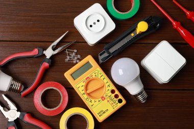 Tahta masada farklı elektrikli aletler var.