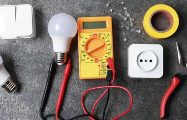 Gri masadaki farklı elektrikli aletler, düz konum