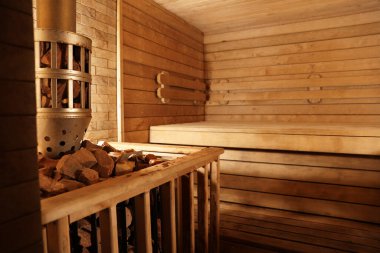 Banklı, sobalı ve sıcak taşlı ahşap sauna