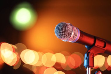 Mikrofon renk arkaplanına karşı, bulanık ışıklarla, metin için boşluk. Bokeh etkisi