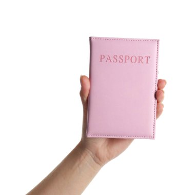 Pasaportu beyaz arka planda pembe kapaklı bir kadın, yakın plan.