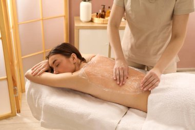 Vücut bakımı gören kadın spa salonunda tedavi görüyor