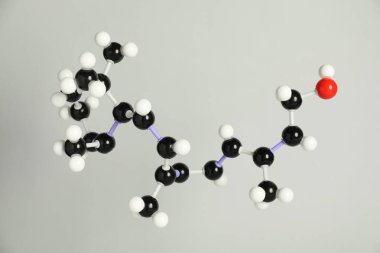 Açık gri zemin üzerinde retinol molekülü (A vitamini). Kimyasal model