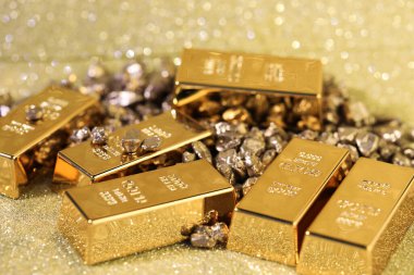 Renkli arkaplanda altın külçeler ve külçeler, yakın plan